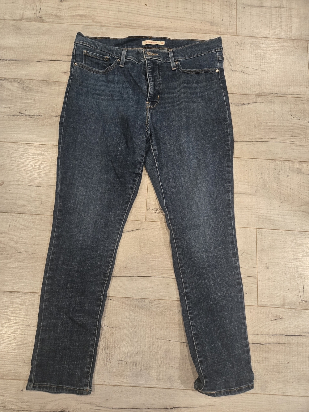 Women's Levis 311 Shapimy Skinny Jeans in Dark Blue Wash Size 32